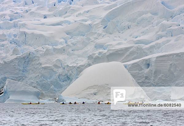Korridor Korridore Flur Flure nahe Paddel Kajakfahrer Antarktis