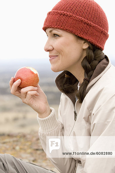 Frau  nehmen  beißen  lächeln  Apfel