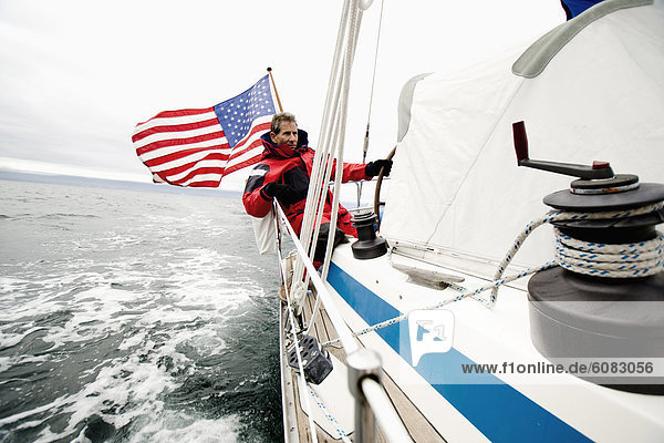 fliegen  fliegt  fliegend  Flug  Flüge  Mann  steuern  Tretboot  Hintergrund  Fahne  amerikanisch