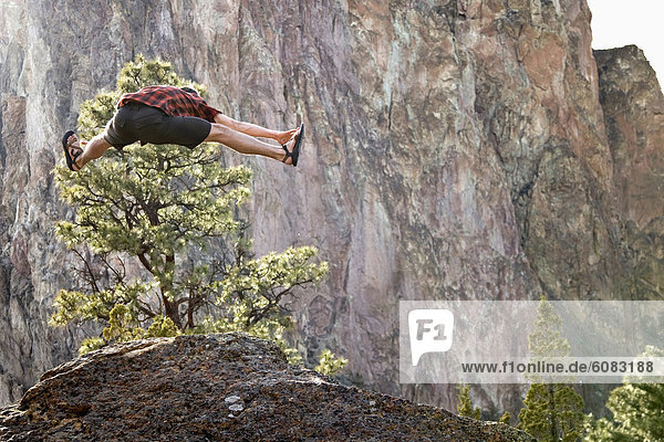 Felsbrocken  Mann  über  springen  Fluss  In der Luft schwebend  schief  Oregon