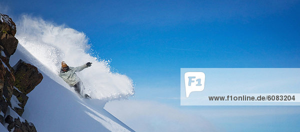 Snowboardfahrer  Himmel  frontal  schnitzen  blau  Pulverschnee  Gesichtspuder  Schnee