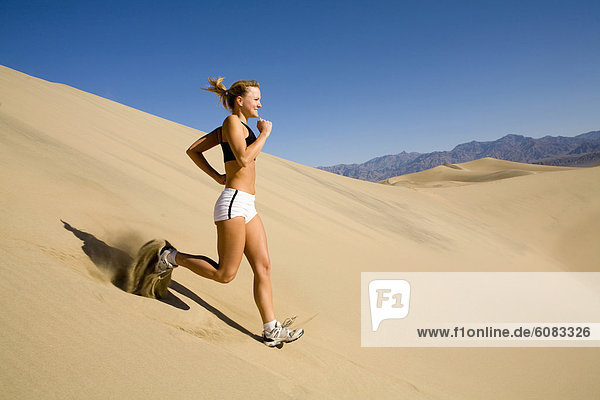 junge Frau junge Frauen rennen Sand Düne Death Valley Nationalpark steil