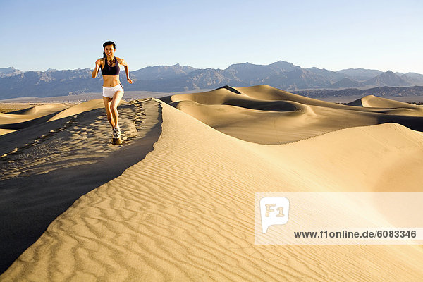 junge Frau junge Frauen rennen Death Valley Nationalpark Düne über