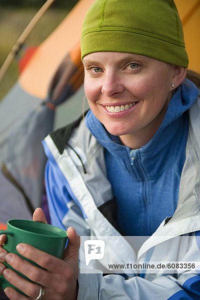 Frau  Fröhlichkeit  Morgen  Hut  Ehrfurcht  camping  Zelt  jung  Kaffee  Wyoming