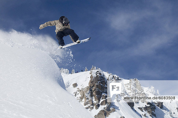 Berg  Snowboardfahrer  Frische  Himmel  Hintergrund  blau  Pulverschnee  Gesichtspuder  Start  Schnee