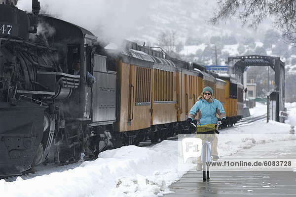 Frau  Winter  radfahren  Weg  Wasserdampf  Colorado  Durango  Zug