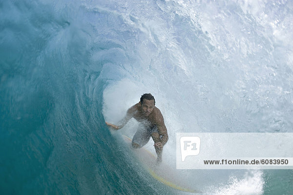 Mann  innerhalb  jung  tief  Hawaii  North Shore  Oahu  Wasserwelle  Welle