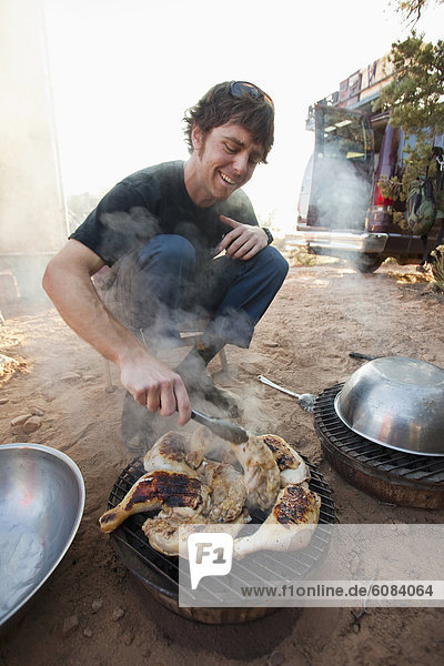 Außenaufnahme  kochen  Mann  Auto  über  camping  Huhn  Gallus gallus domesticus  jung  Kohle  Grill  freie Natur