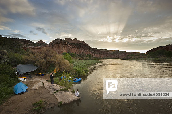 Mensch  Menschen  Menschengruppe  Menschengruppen  Gruppe  Gruppen  Sonnenuntergang  camping  Fluss  Colorado  Rafting