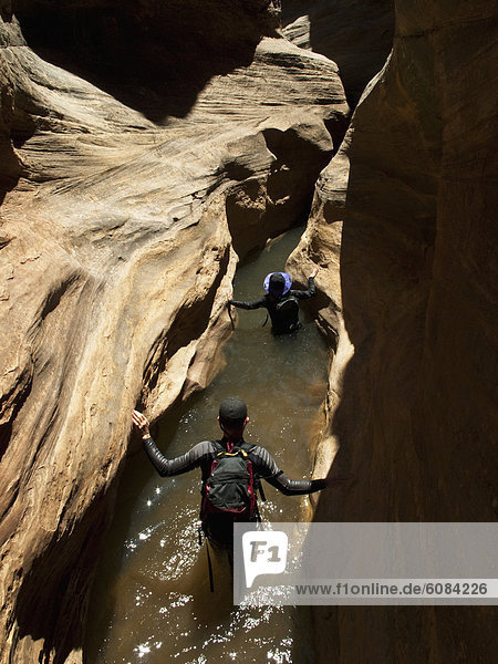 Wasser  Mensch  zwei Personen  Menschen  waten  wandern  2  Loch  Schlucht  Utah