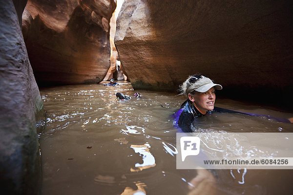 Korridor  Korridore  Flur  Flure  Biegung  Biegungen  Kurve  Kurven  gewölbt  Bogen  gebogen  Wasser  Frau  füllen  füllt  füllend  schwimmen  Loch  Schlucht  Utah