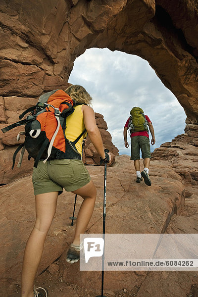 hoch  oben  Frau  Mann  Brücke  wandern  Utah