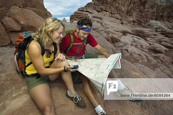 Allgemeinarzt  benutzen  lächeln  Landkarte  Karte  Brücke  GPS  Utah