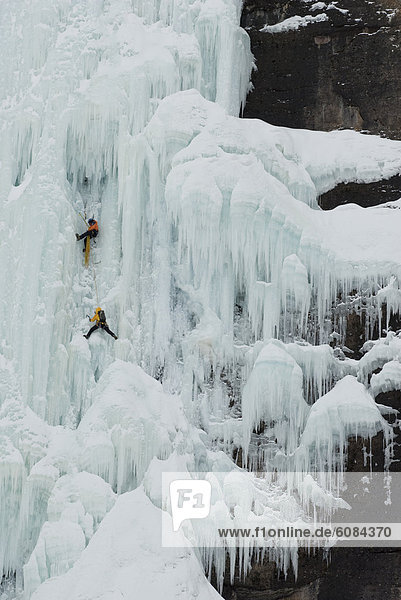entfernt  nahe  Mann  Eis  Wasserfall  Ansicht  2  jung  klettern  Colorado  Distanz  gefroren  Telluride