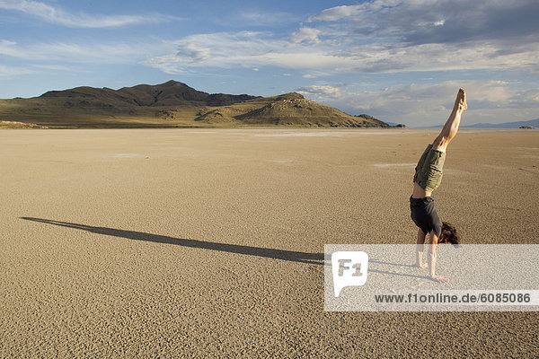 Frau  Schatten  üben  See  lang  langes  langer  lange  groß  großes  großer  große  großen  Speisesalz  Salz  Utah