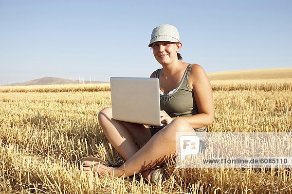 Computer Notebook Frische lächeln schneiden arbeiten Hut blau Mittelpunkt jung Mädchen