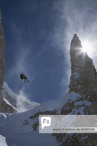 In der Luft schwebend  Skifahrer  springen  Argentinien