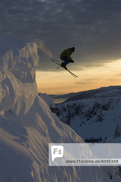In der Luft schwebend  Skifahrer  Sonnenuntergang  springen  Kanada