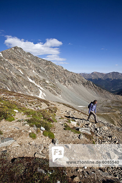 Frau  Berggipfel  Gipfel  Spitze  Spitzen  folgen  hoch  oben  Hintergrund  wandern  vorwärts