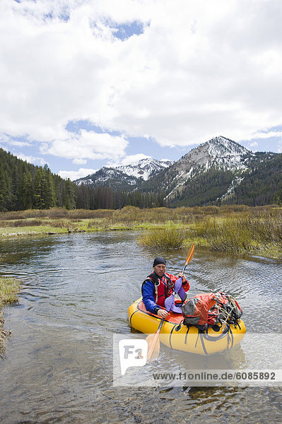 Mann  geben  klein  Fluss  Paddel  jung  aufblasen  Lachs  Idaho  Floß
