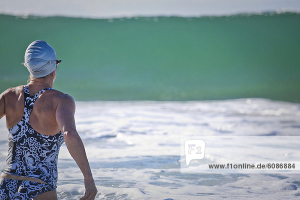 Frau Sonnenstrahl Strand Vorbereitung schwimmen Australien Queensland Brandung
