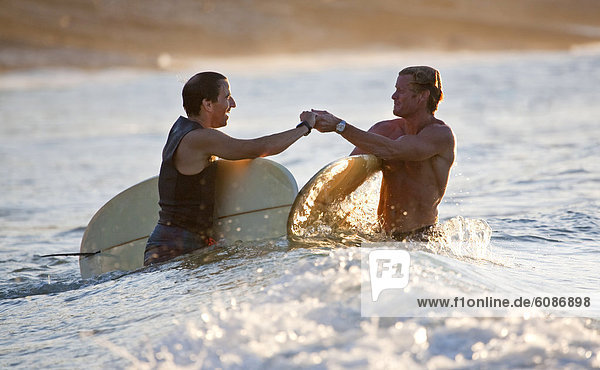 Mann  teilen  Baum  Verbundenheit  2  Moment  zeigen  Australien  Queensland  Wellenreiten  surfen
