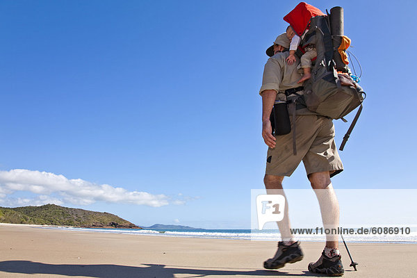 Mann tragen wandern Australien Baby Bucht Queensland