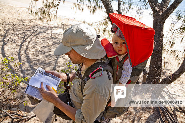 Mann tragen wandern Prüfung Australien Baby Bucht Queensland