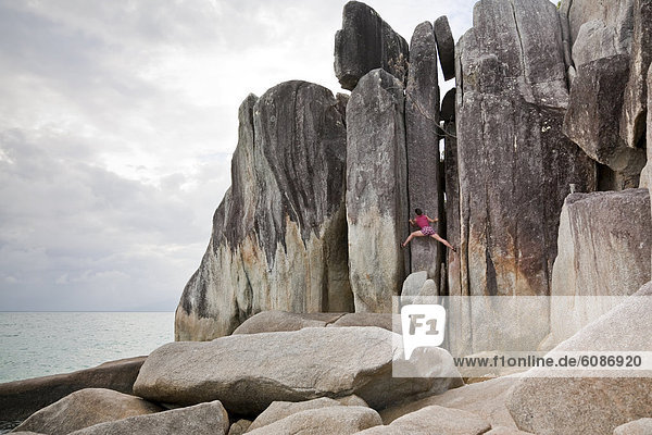 Felsbrocken Frau Säule Insel Klettern Australien Granit Queensland