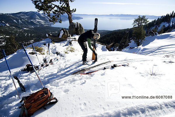 Mann  Ski  nehmen  Vorbereitung  Dorf  Skisport  Nevada  Schrägansicht  schräg  unbewohnte  entlegene Gegend  jung