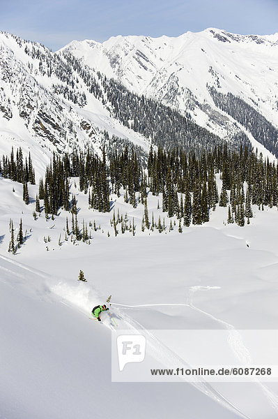 Berg  Fröhlichkeit  Skifahrer  Boden  Fußboden  Fußböden  Tal  Gesichtspuder  unbewohnte  entlegene Gegend  Selkirk Mountains  British Columbia  Kanada