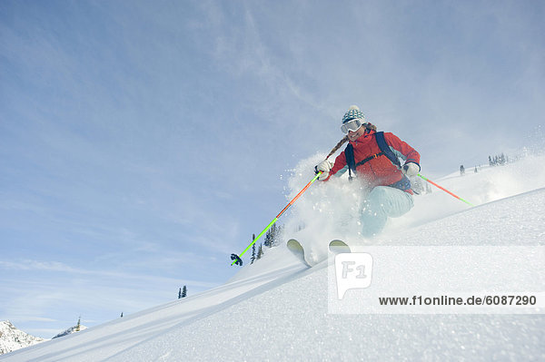 Frau  Berg  Ski  Skifahrer  lächeln  Gesichtspuder  unbewohnte  entlegene Gegend  Selkirk Mountains  Kanada