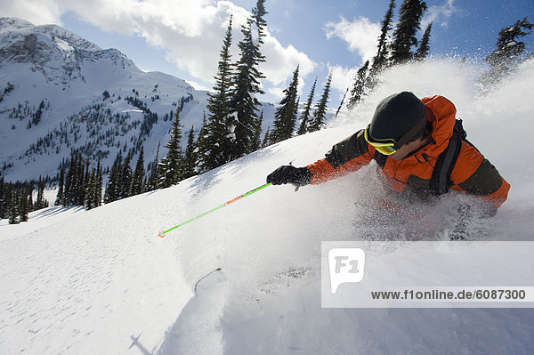 Berg  Mann  Ski  Skifahrer  Gesichtspuder  unbewohnte  entlegene Gegend  jung  Selkirk Mountains  Kanada  tief