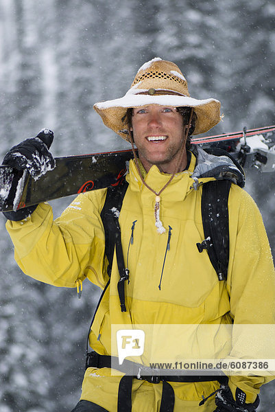 Mann  Ski  tragen  lächeln  Hut  Schnee  Kleidung  Cowboy