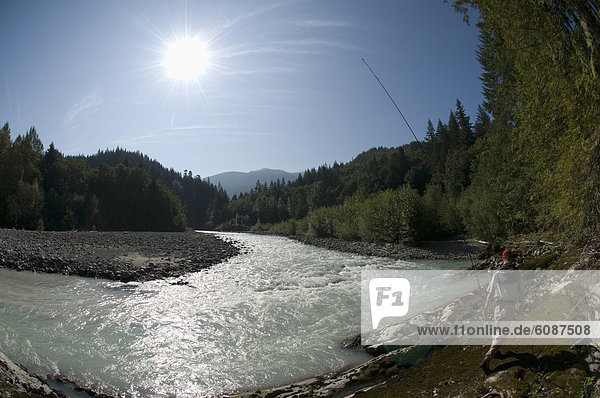 Flussufer  Ufer  Mann  gehen  Kleidung  angeln  Gummistiefel  vorwärts  Squamish  British Columbia  Stange