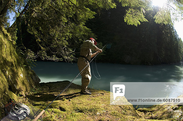 Mann  Vorbereitung  angeln  Squamish  British Columbia  Stange