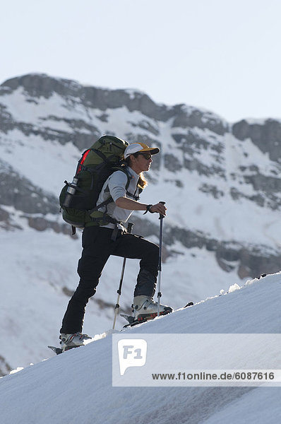 Frau  über  Skisport  unbewohnte  entlegene Gegend  Colorado  San Juan National Forest