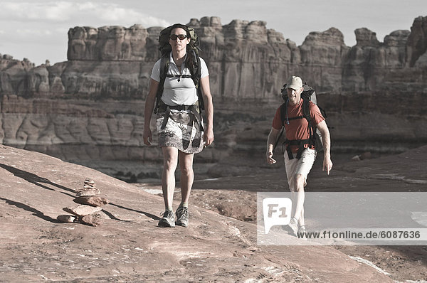 Frau  Mann  folgen  Markierung  wandern  Canyonlands Nationalpark  vorwärts  Cairns  Sandstein  Utah