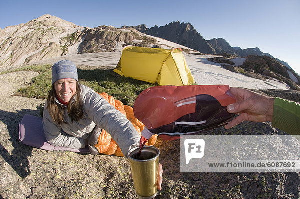 Frau  Entspannung  Becher  eingießen  einschenken  Wein  camping  Colorado  San Juan National Forest