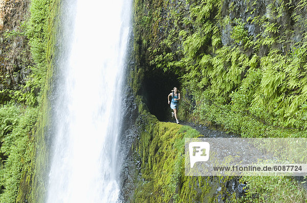 hinter  Frau  folgen  Hügel  rennen  Wasserfall  Pazifischer Ozean  Pazifik  Stiller Ozean  Großer Ozean  vorwärts  Kopfbedeckung  Oregon