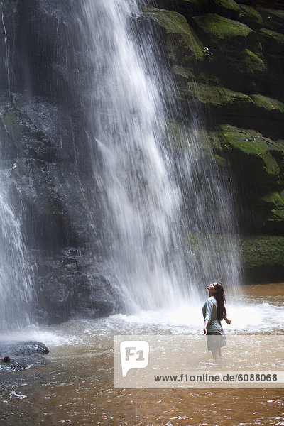 Frau  beobachten  Wasserfall  Brasilien