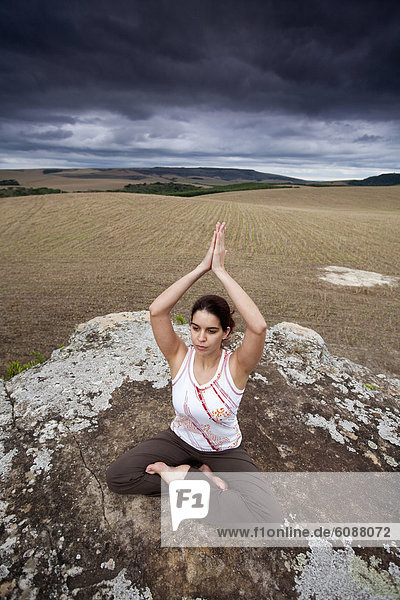 Frau  Wolke  Himmel  unterhalb  üben  Feld  Yoga  Brasilien