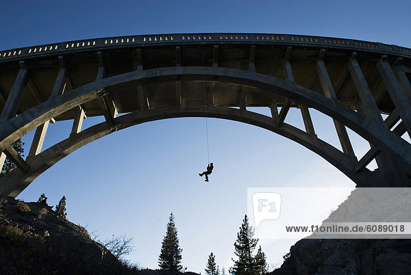 Mann  aufwärts  abseilen  Brücke  jung  Kalifornien