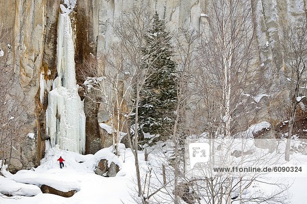 stehend Mann Wasserfall Schlucht Daisetsuzan Nationalpark gefroren Hokkaido Japan