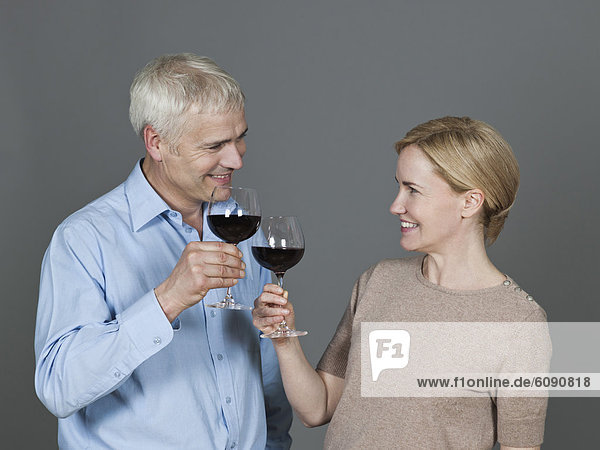 Erwachsenes Paar mit Wein  lächelnd