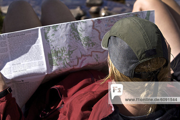 Frau  folgen  Landkarte  Karte  jung  Kopfbedeckung