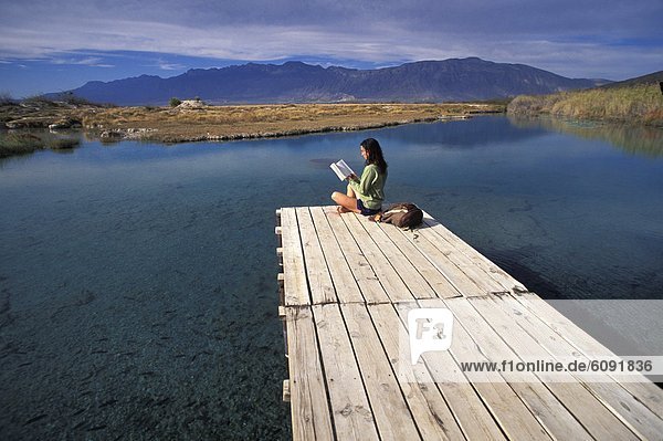 Wasser  Frau  lesen  Buch  Mexiko  Taschenbuch