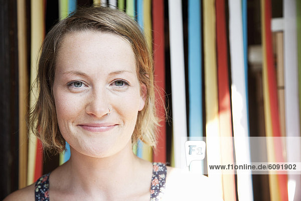 Frau lächelt im Kleingarten  Nahaufnahme  Portrait