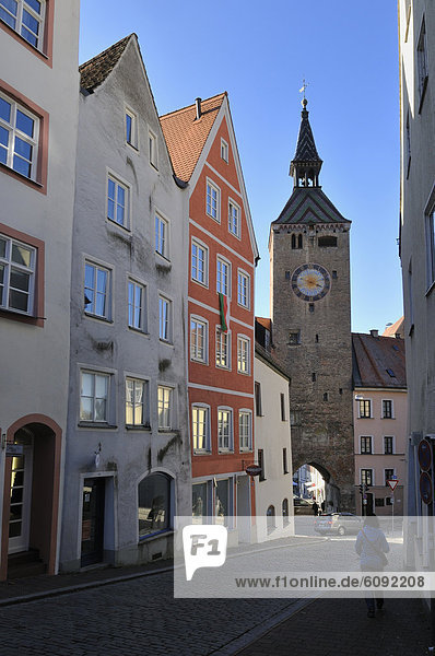 Deutschland  Frau beim Spaziergang durch die enge Gasse in der Altstadt von Landsberg am Lech