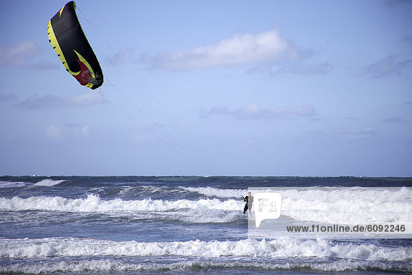 Kitesurfer  klein  fahren  Wasserwelle  Welle